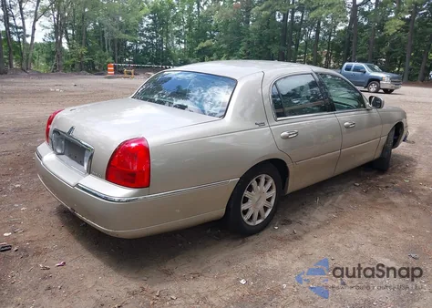 2010 Lincoln Town Car Signature Limited z USA, uszkodzony, nr VIN 2LNBL8CV5AX613980